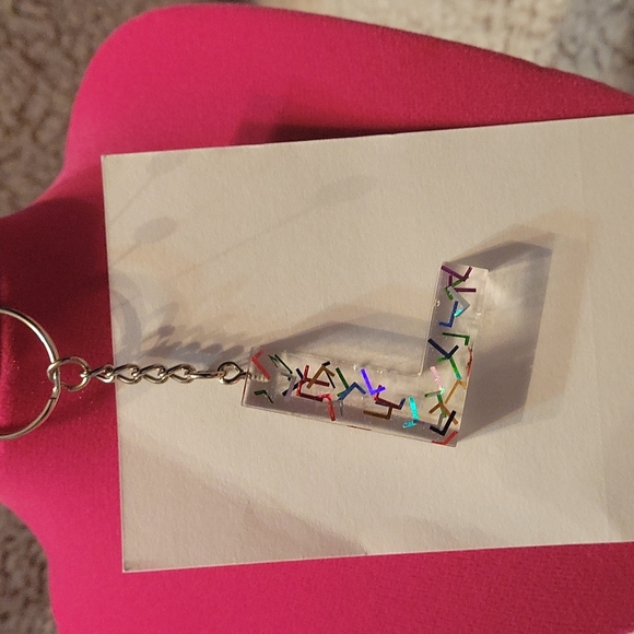 Floating Letter L Keychain ๐ - Picture 3 of 6